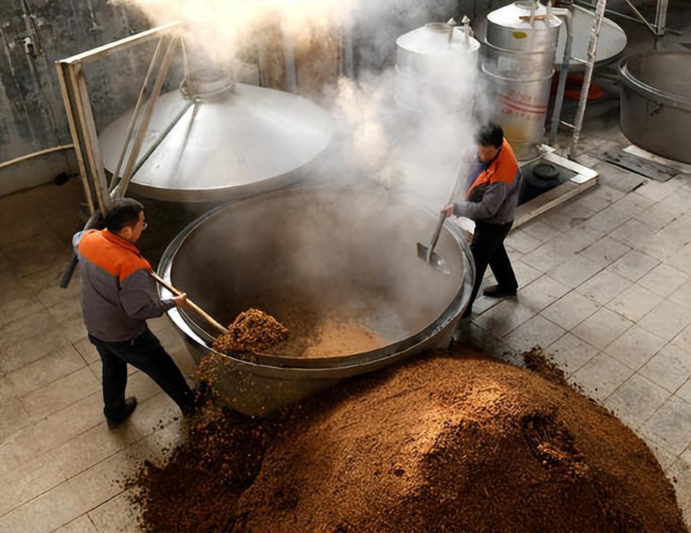 100斤高粱能酿多少酒?一瓶酒能有多少利润,62岁酿酒师说出实情