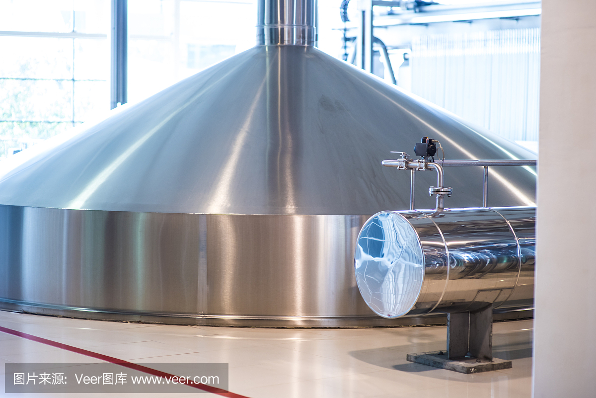 储存啤酒的容器。现代酿酒生产。