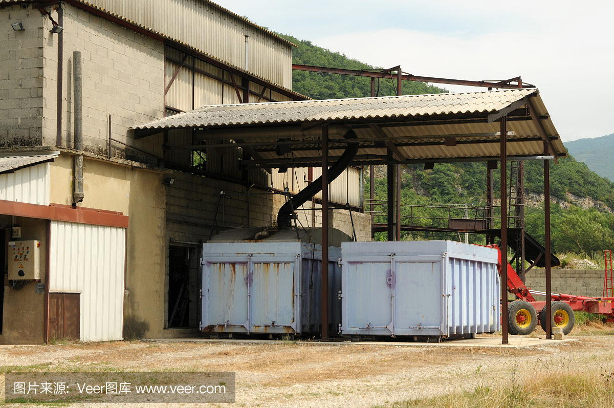 在法国普罗旺斯的薰衣草酿酒厂工作
