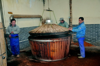 “这原酒喝起来真香”