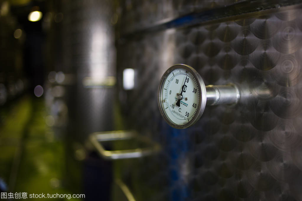 在车间的酿酒设备